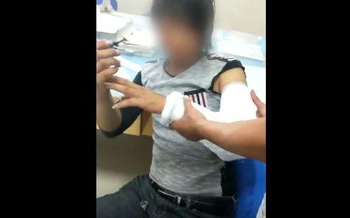 举牌网红吃瓜是谁啊视频,揭秘“举牌网红吃瓜”视频背后的热门人物  第2张